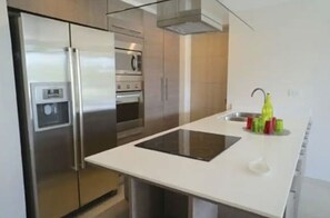 Toaster, blender, cookware/dishes/utensils, dining tables