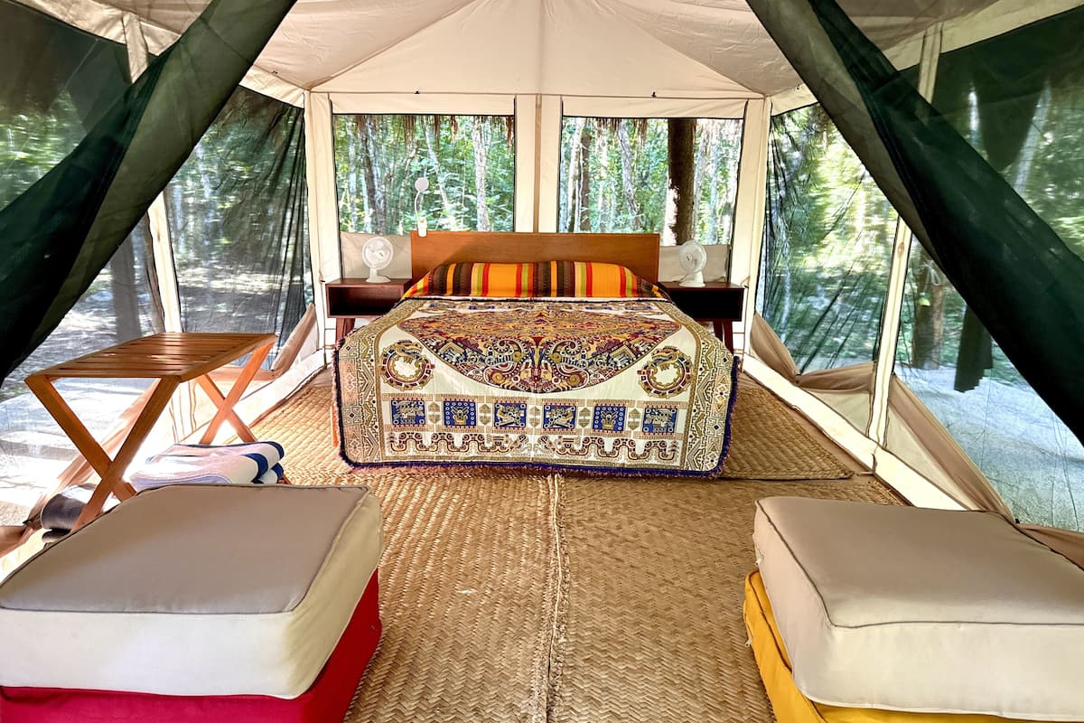 1 bedroom, bed sheets