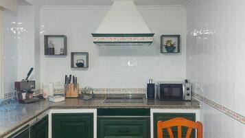 Horno, parrilla de estufa, lavavajillas y cafetera y tetera