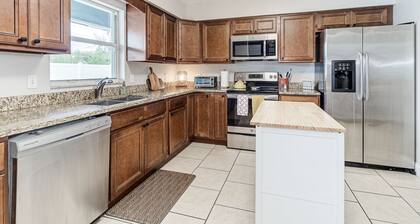 The Black Swan | 3BR House Near Downtown Lakeland