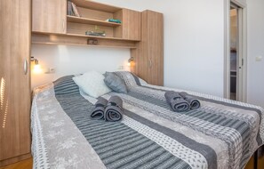 3 bedrooms, travel cot, free WiFi, bed sheets