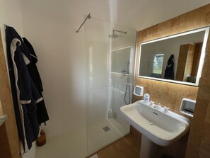 Dusche, Bidet, Handtücher