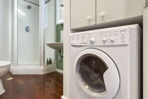 Laundry - Contemporary and fun styled studio loft (Auckland)
