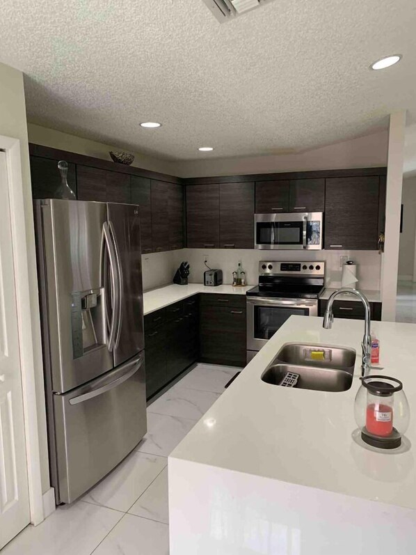 家庭獨棟房屋, 3 間臥室, 廚房, 渡假村景觀 | 私人小型廚房 | 大型冰箱、微波爐、烤箱、洗碗機