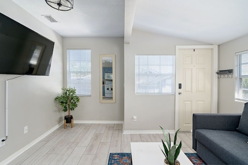 Adorable Guesthouse off of Lake Hollingsworth