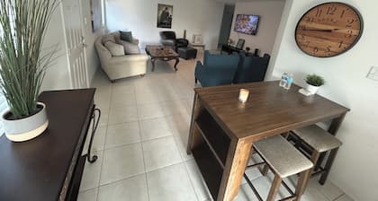 Cheerful 2 bedroom house 5 mins from Buckees