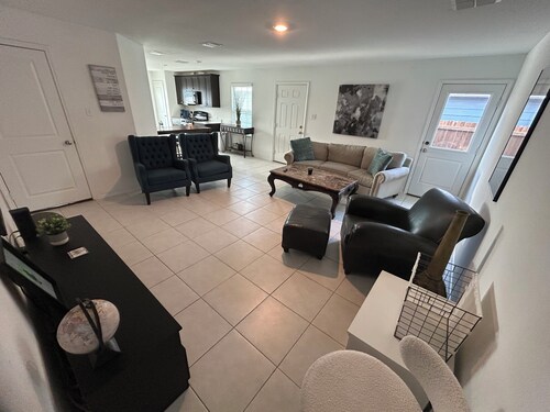Cheerful 2 bedroom house 5 mins from Buckees