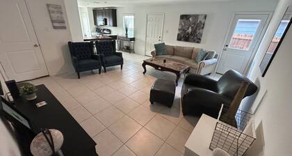 Cheerful 2 bedroom house 5 mins from Buckees