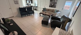Cheerful 2 bedroom house 5 mins from Buckees