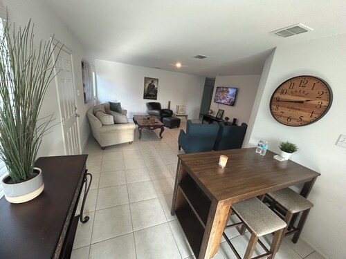 Cheerful 2 bedroom house 5 mins from Buckees