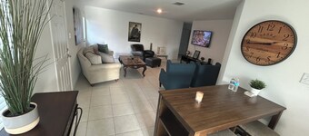 Cheerful 2 bedroom house 5 mins from Buckees