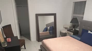 2 slaapkamers, een bureau, een strijkplank/strijkijzer, gratis wifi