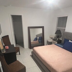 2 habitaciones, escritorio, tabla de planchar con plancha y wifi gratis 