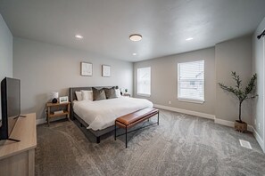 3 bedrooms, iron/ironing board, free WiFi, bed sheets - Brand New Townhome sleeps 12.  (Ammon)