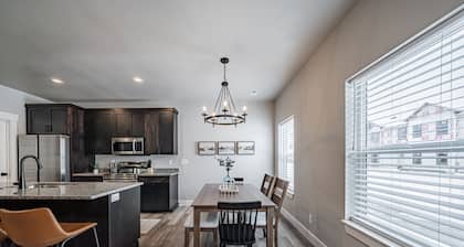 Brand New Townhome sleeps 12.