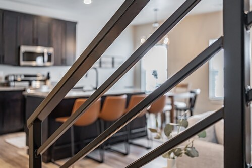 Brand New Townhome sleeps 12. 