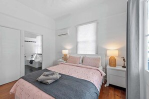 3 slaapkamers, een strijkplank/strijkijzer, reisbedje, wifi