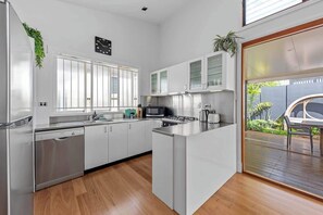 Frigorífico, microondas, horno y lavavajillas