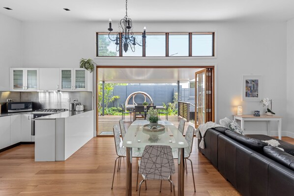 Interior - Contemporary Character! 3Bed/1.5Bath/1Car~New Farm (New Farm)