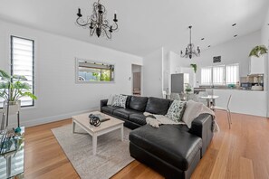 TV - Contemporary Character! 3Bed/1.5Bath/1Car~New Farm (New Farm)