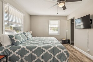 2 bedrooms, WiFi, bed sheets - 2 Bedroom 2 Bath Walking distance to Beach and Restaurants (Palm Beach Shores)
