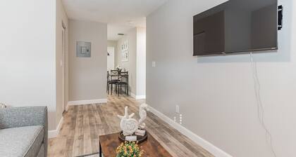 2 Bedroom 2 Bath Walking distance to Beach and Restaurants