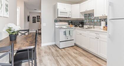 2 Bedroom 2 Bath Walking distance to Beach and Restaurants