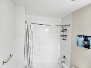 Free toiletries, hair dryer, towels, soap - Beautiful Three Bedroom House (Kitchener)