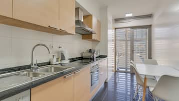 Apartamento design | Cozinha privada | Geladeira grande, micro-ondas, fogão, cooktop