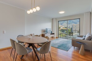 Design Apartment | Living area | 42-inch flat-screen TV with satellite channels, TV - Barreiros Residence I (Funchal)