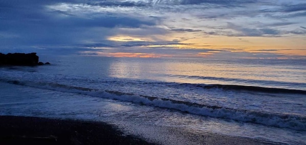 Playa en los alrededores, camastros y toallas de playa