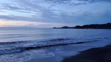 Beach nearby, sun-loungers, beach towels