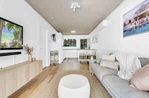 Een smart-tv en een stereo