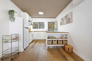 Een koelkast, een magnetron, een oven, een kookplaat