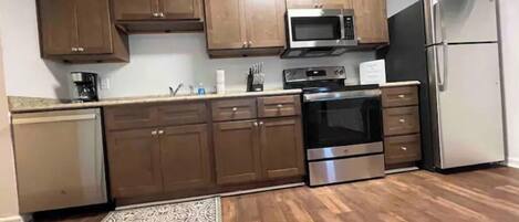 Frigorífico, microondas, horno y placa de cocina