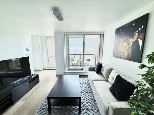 Welcome to Your Stylish Retreat in Vibrant Chinatown!