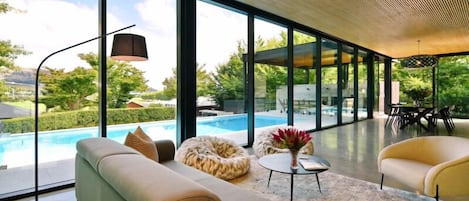 Tv, pejs, bordtennisbord