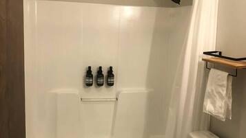 Sèche-cheveux, serviettes fournies, savon, shampoing