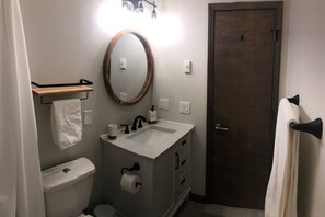 Haartrockner, Handtücher, Seife, Shampoo