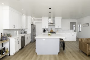 Oven, stovetop, spices, ice maker - The Beach is at the end of your block! (Oceano)