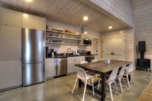 Refrigerador, microondas, horno, placa de cocina