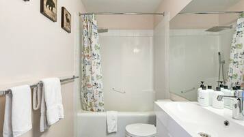 Combinazione doccia/vasca, asciugacapelli, asciugamani