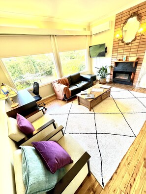 Smart TV, books - Great location! 5mins to “3 Sisters” & “Grand Cliff Top Walk” (Katoomba)