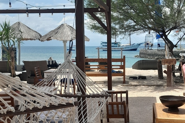 Vista frontal de la propiedad