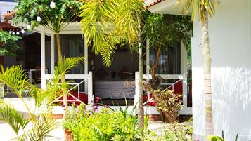 Deluxe-huone, osittainen valtamerinäköala | 1 makuuhuone, ylelliset vuodevaatteet, pillowtop-patjalliset sängyt