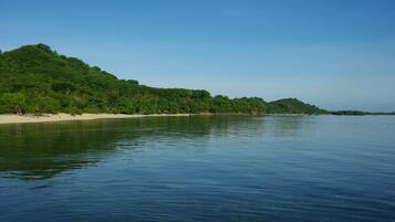 Rannalla, valkoista hiekkaa, rantabaari