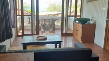 Deluxe Loft, 2 Bedrooms, Balcony, Ocean View | Living area