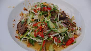 Un piatto di cibo con diversi ingredienti.