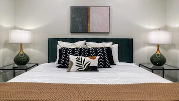 2 habitaciones, escritorio y tabla de planchar con plancha