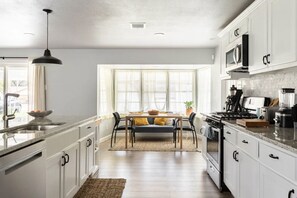 Microondas, horno, parrilla de estufa y lavavajillas 